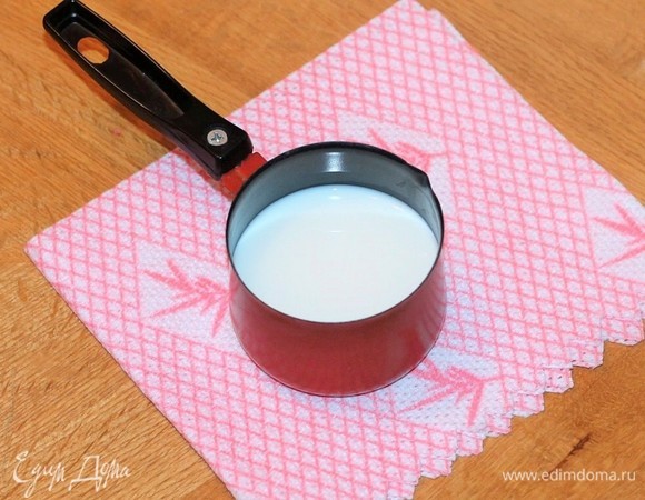 Отдельно вскипятить 125 мл молока и смешать с 35 г сахара.