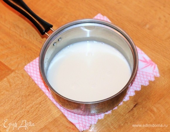 Тонкой струйкой влить горячее, сладкое молоко в холодную, молочную массу, быстро перемешать ложкой.