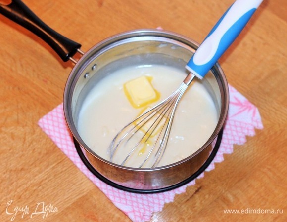 Когда крем загустеет, добавить сливочное масло и дать ему хорошо раствориться.