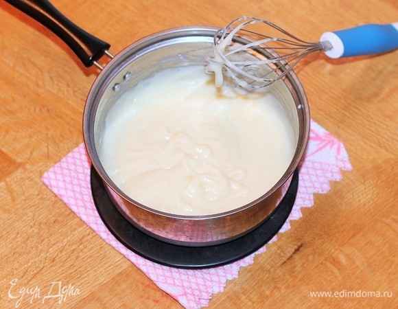 Крем получается густым, ароматным с нежным ванильным вкусом. Дать крему слегка остыть. Можно переложить в кондитерский мешок.