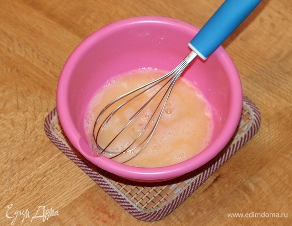 Приготовим тесто: яйца взбить с сахаром до пышной пены.