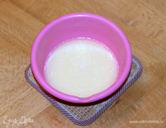 Влить молоко и растительное масло, всыпать щепотку мелкой соли, перемешать.