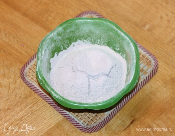 В отдельной посуде смешать муку, разрыхлитель и какао, просеять через сито. Добавить ванильный сахар и перемешать.