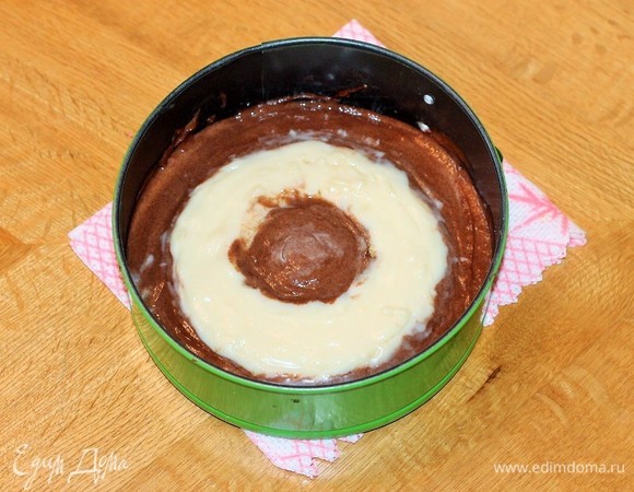 Аккуратно выложить на тесто крем по кругу, кольцом. Это можно сделать ложкой или выдавить крем из кулинарного пакета.