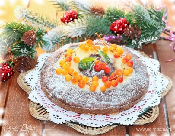 Поставить форму в разогретую духовку и выпекать при температуре 180°C, 30 минут. Готовность пирога, проверяйте зубочисткой. Пирог готов!