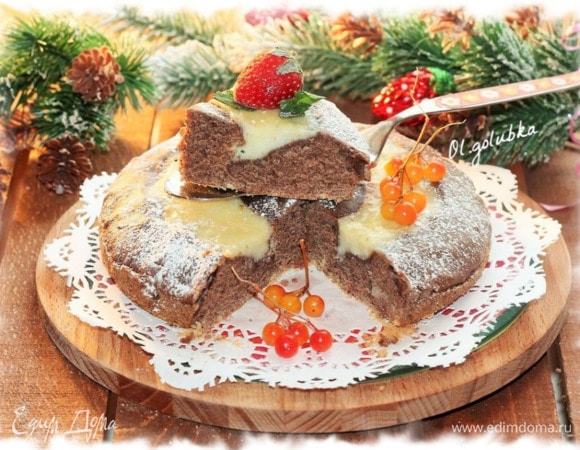 Перед разрезанием, пирог немного охладите. По желанию посыпьте пирог сахарной пудрой.