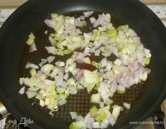 Лук и чеснок мелко порубить. В сковороде разогреть масло, обжарить лук и чеснок до мягкости.