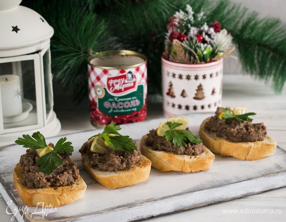 Подавать на ломтиках поджаренного хлеба с дольками лимона и зеленью. Приятного аппетита!