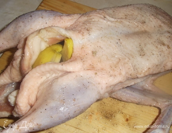 Утку помыть, натереть солью и перцем внутри, и снаружи. Яблоки взять желательно кислых сортов. Разрезать на четыре части, удалить сердцевину. Начинить утку яблоками.