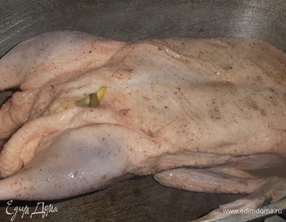 Выложить в утятницу или на противень. Влить стакан воды. Поставить в прогретую духовку.