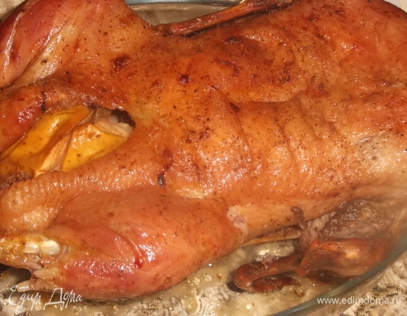 Запекать при 190–200°C 2,5 часа. За время готовки полить утку выделившимся соком и жиром 2–3 раза.