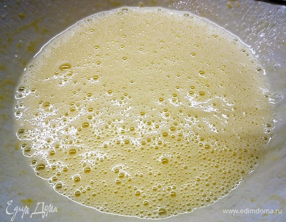 Яйца взбиваем с сахаром до светлой пышной массы.