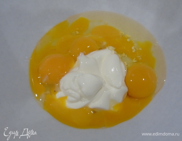 Желтки отделяем от белков. В желтки добавляем сметану и растительное масло.