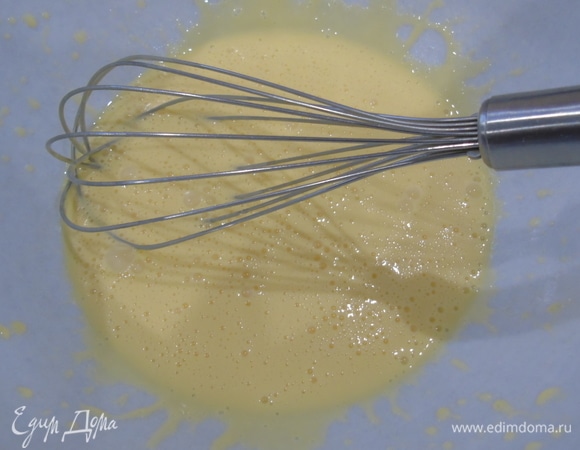 Немного взбиваем.