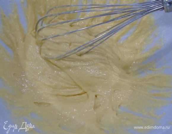 Добавляем муку с разрыхлителем, перемешиваем.