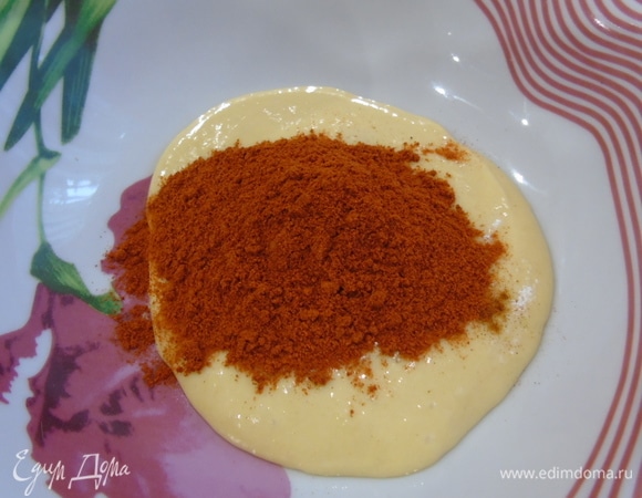 Делим тесто на три части в одну добавляем паприку.