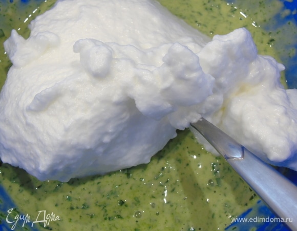 Белки взбиваем и поровну добавляем в каждую часть теста.