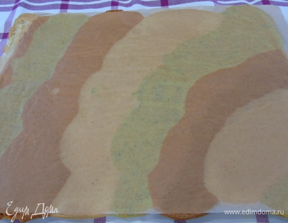 Выпекаем в разогретой до 180°C духовке около 15 минут. Переворачиваем пергамент на полотенце и снимаем пергамент.