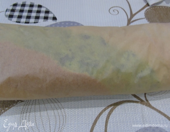 Снова переворачиваем и сворачиваем не плотно рулетом. Заворачиваем в пергамент и остужаем.