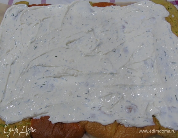 Для начинки все смешиваем. Рулет разворачиваем и смазываем сырной начинкой.