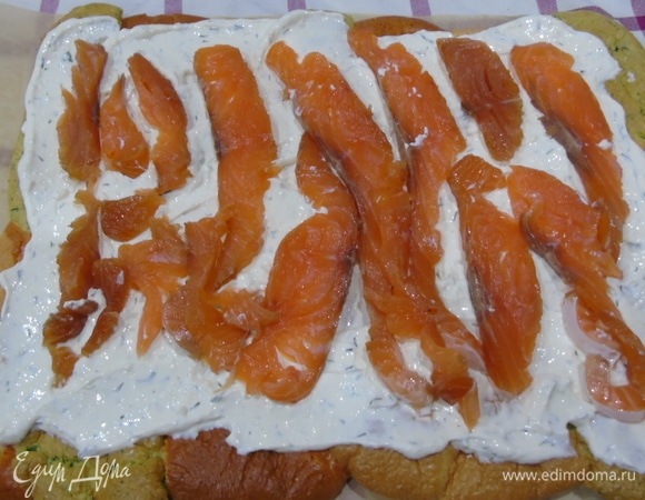 Семгу нарезаем и выкладываем сверху.