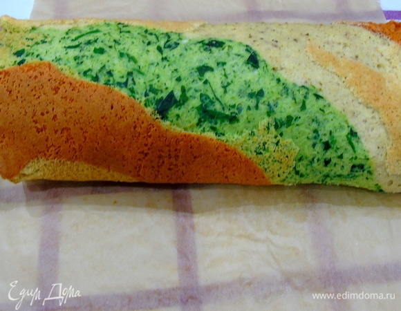 Сворачиваем рулетом, заворачиваем в пергамент и отправляем в холодильник минимум на 2 часа.