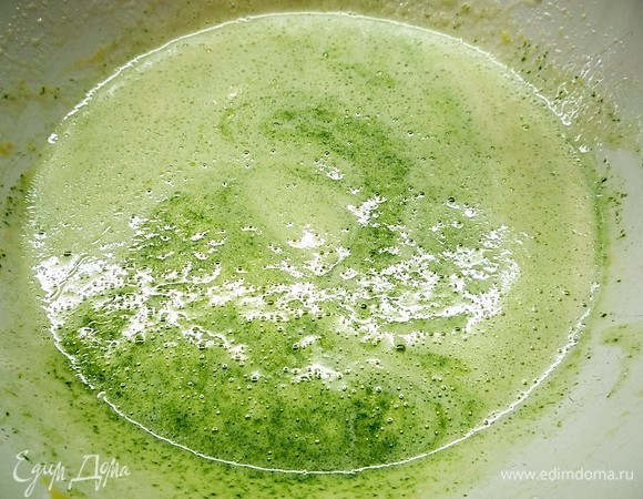 Добавляем шпинат к яичной смеси, перемешиваем.