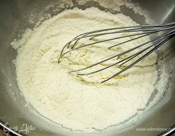 Муку просеиваем в глубокую чашку, добавляем разрыхлитель и перемешиваем.