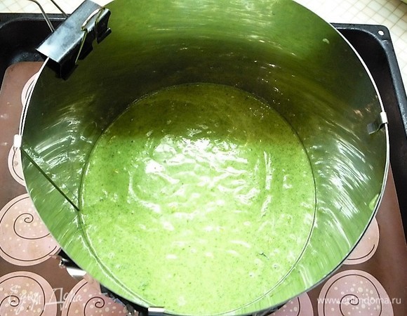 Выливаем тесто в форму диаметром 20 см и выпекаем в заранее разогретой духовке при температуре 170°C 25–30 минут.