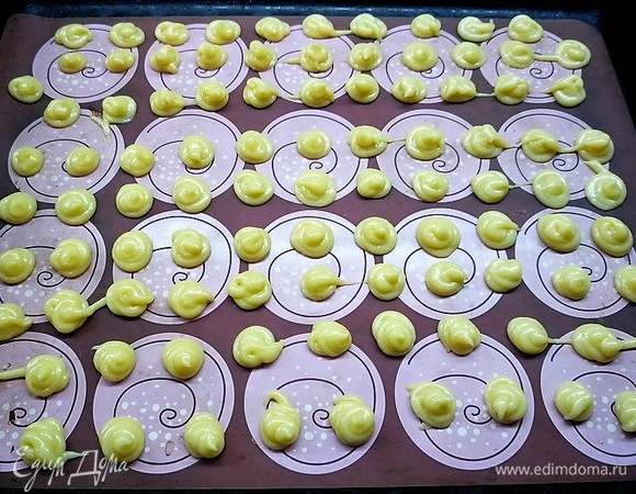 Перекладываем тесто в кондитерский мешок и отсаживаем небольшого размера профитроли.