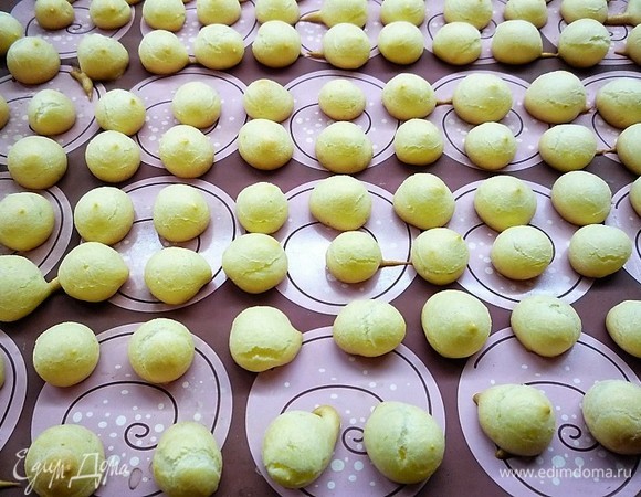 Выпекаем в заранее разогретой духовке при температуре 170°C 20 минут, затеи температуру уменьшаем до 150°C и досушиваем еще 10 минут. Дверцу не открываем. Готовые изделия сухие, легкие, слегка румяного цвета и пустые внутри. При вынимании из духовки не теряют форму.