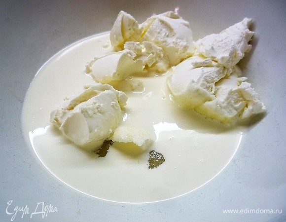 Приготовим крем для профитролей. В глубокую чашку вливаем сливки, добавляем сахар, творожный сыр и взбиваем массу до растворения сахара в течении 3–5 минут.