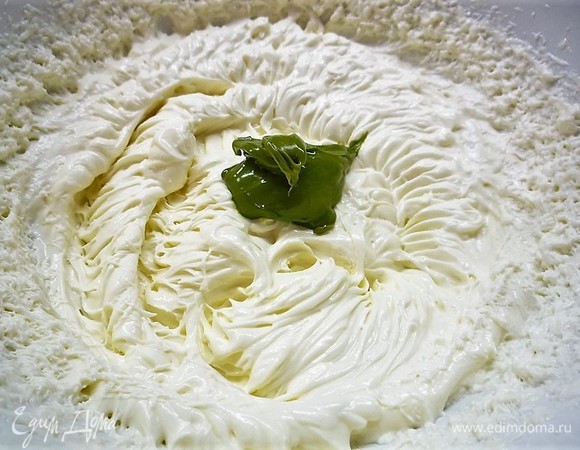 Добавляем фисташковую пасту, ванилин и еще раз перемешиваем.