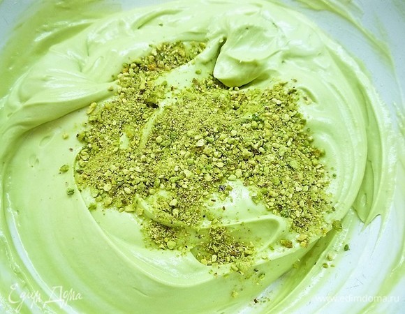По желанию в крем можно добавить немножко измельченной фисташки.
