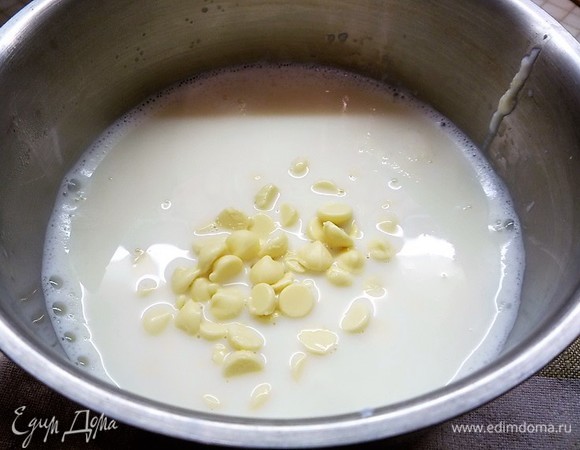 Приготовим мусс. Желатин заливаем 4–5 ложками холодной воды и оставляем набухать. В небольшую кастрюльку наливаем молоко, ставим на огонь и доводим до кипения. Убираем с огня, всыпаем шоколад, перемешиваем, добавляем разбухший желатин, перемешиваем и даем полностью остыть.