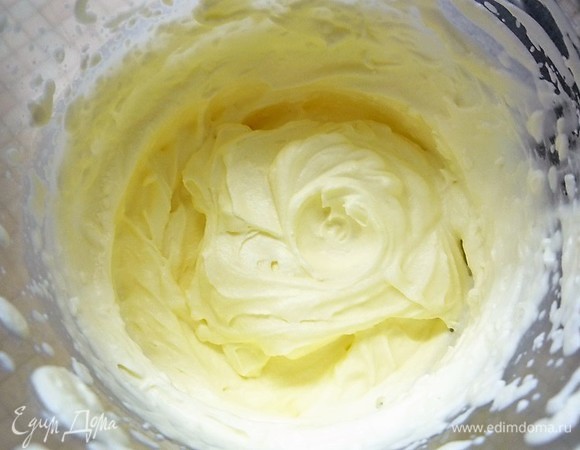 Сливки взбиваем до мягких пиков.