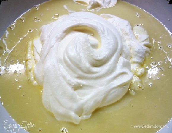 Добавляем сливки в остывшую шоколадную массу, перемешиваем.