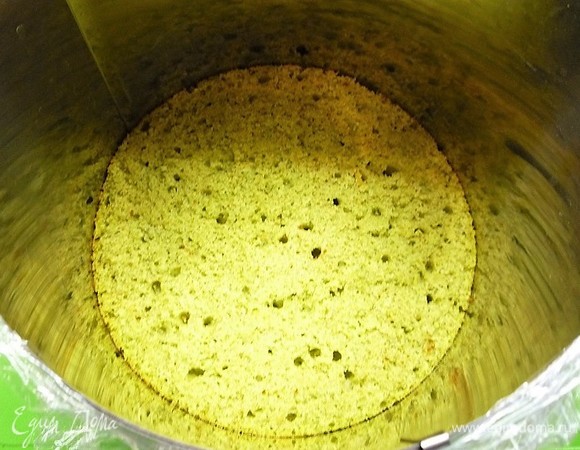 Собираем торт. Кольцо изнутри застилаем ацетатной пленкой, на дно кладем первый бисквит.