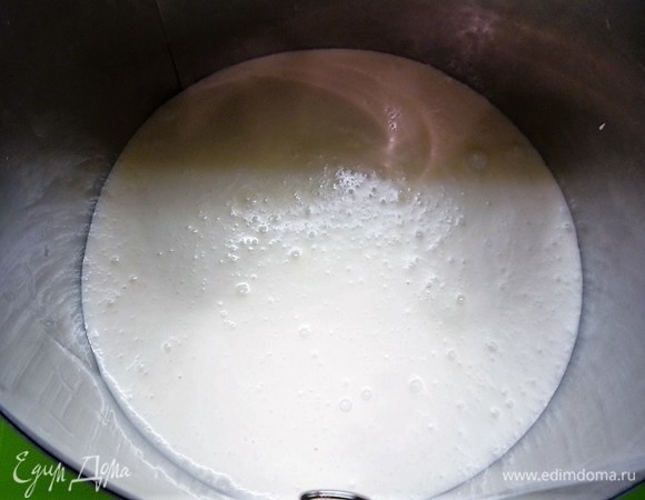 Поверх бисквита наливаем немножко мусса.