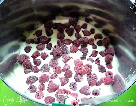 Поверх мусса выкладываем ягодки малины.