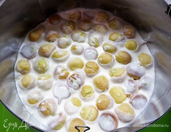 Затем кладем второй бисквит, на бисквит выливаем оставшийся мусс и поверх мусса выкладываем профитроли, слегка погружаем их в мусс. Убираем торт на ночь в холодильник.