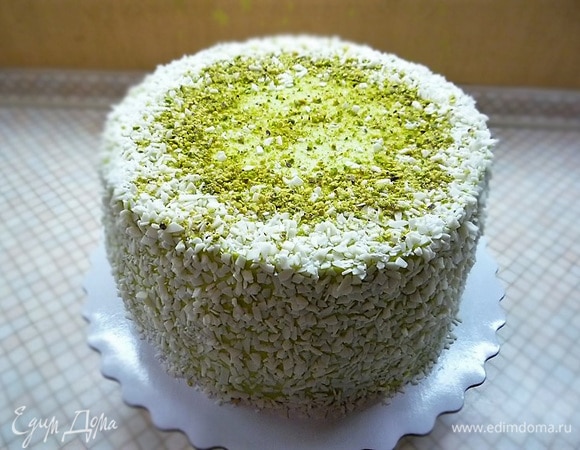 Бока торта обсыпаем шоколадной и кокосовой стружкой, посыпаем измельченной фисташкой.