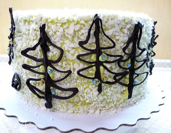 Украшаем елочками и декором из шоколада, разноцветной глазурью, снежинками и символами наступающего года. Убираем торт в холодильник до подачи.