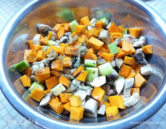 Для начинки кабачок, тыкву и шампиньоны нарезаем небольшими кубиками. Смешиваем овощи в чашке, добавляем горчицу, тимьян, розмарин, измельченный чеснок, солим и перчим по вкусу. Перемешиваем.