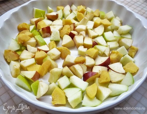 На дно формы для запекания кладем нарезанные средними кубиками яблоки и айву.