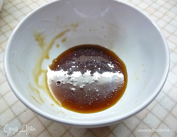 Для соуса смешиваем в миске оливковое масло, мед и соевый соус.