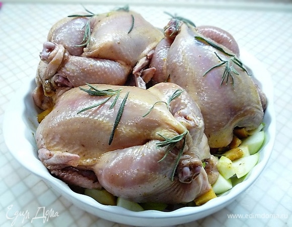 Укладываем цыплят на фрукты, поливаем соусом и посыпаем сверху розмарином. Запекаем в заранее разогретой духовке при температуре 180°C 60 минут.