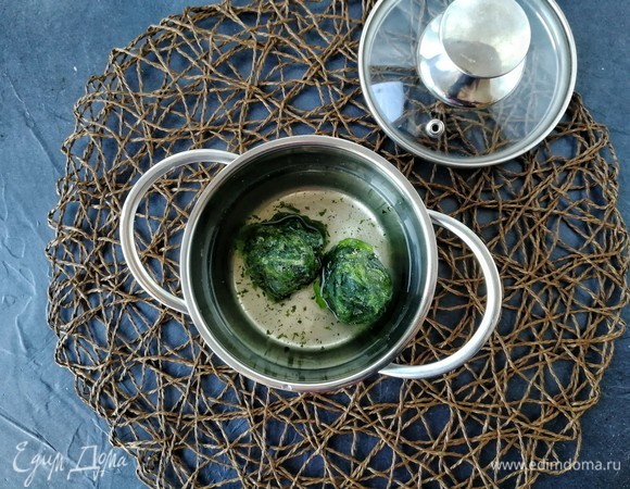 Сначала приготовим тесто, которое я очень хотела окрасить в зелёный цвет натуральными красителями. Для этого шпинат я залила водой и поставила вариться до получения желаемого оттенка. По времени около 10 минут на сильном огне. Затем я процедила через марлю отвар, ровно 125 г. Но потом я поняла, что шпината у меня было маловато, и поэтому я добавила в воду еще 1 ст. л. чая матча. Размешала и получила то, что хотела.