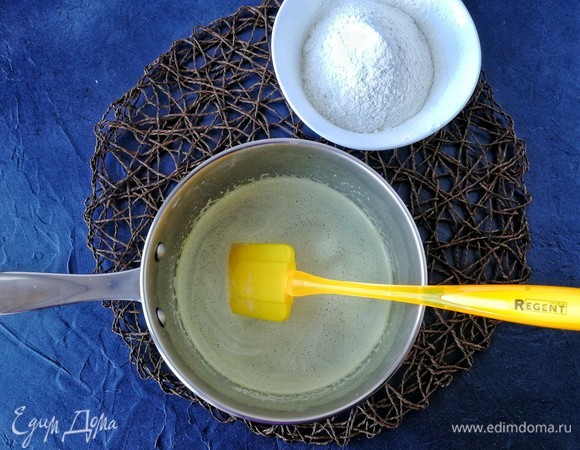 Как только масло растаяло, снимаем сотейник с огня и добавляем предварительно просеянную пшеничную муку, хорошо перемешивая лопаткой или венчиком, чтобы не образовалось комочков.