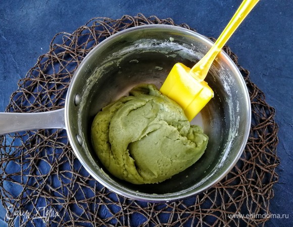 Держим сотейник на огне пару минут, не более, постоянно хорошо мешая. Тесто начнет хорошо собираться в шар, не будет никуда прилипать, а дно сотейника станет чистым, будто его только что помыли. Снимаем тесто с огня.